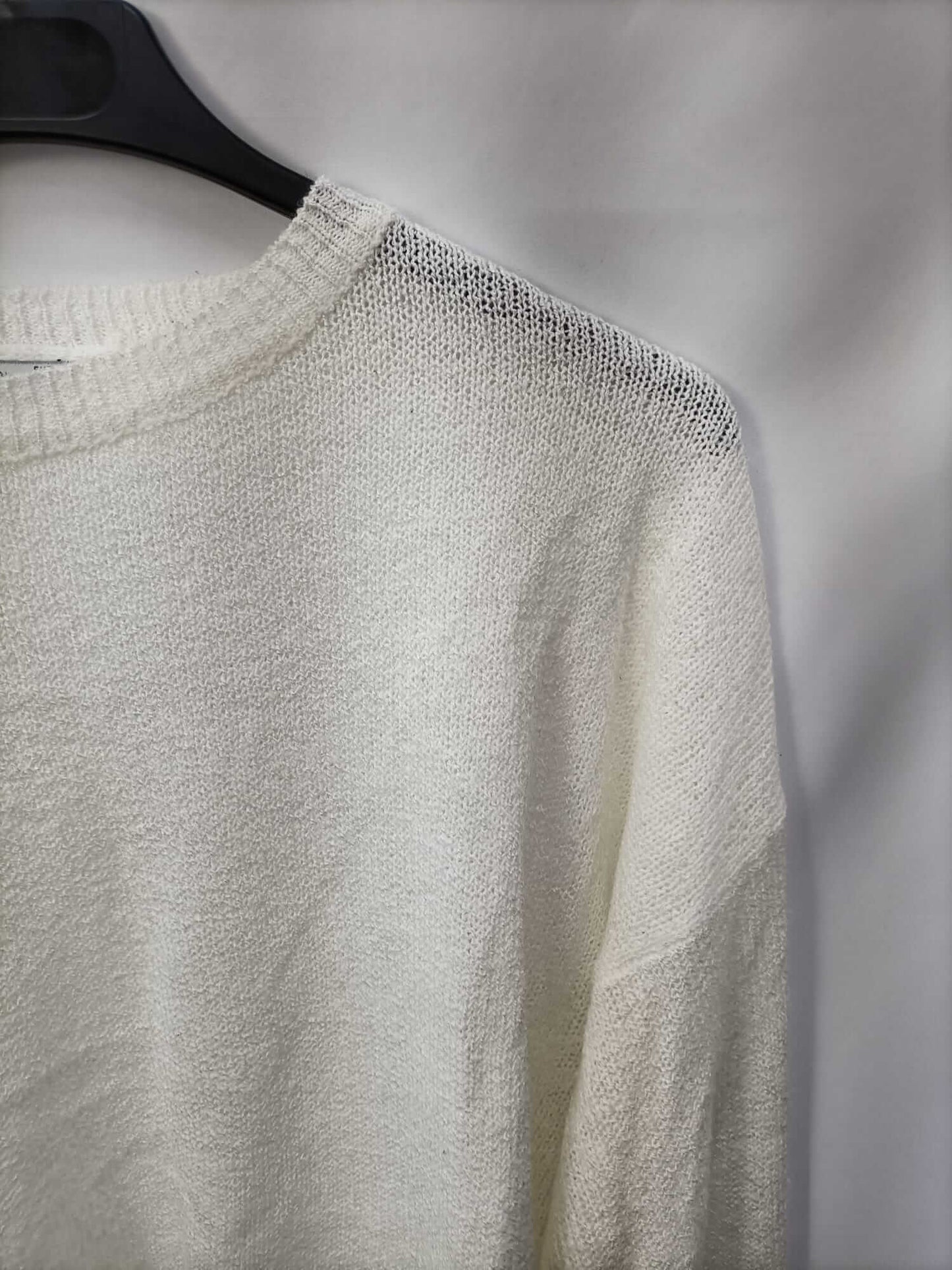 BERSHKA. Short white Tm sweater