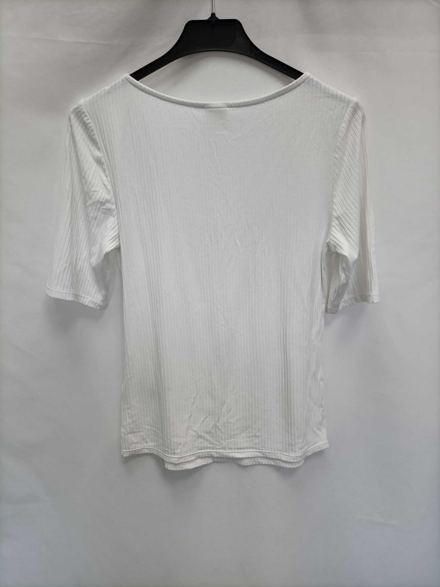 H&amp;M. White ribbed knit top Ts
