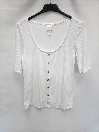 H&amp;M. White ribbed knit top Ts