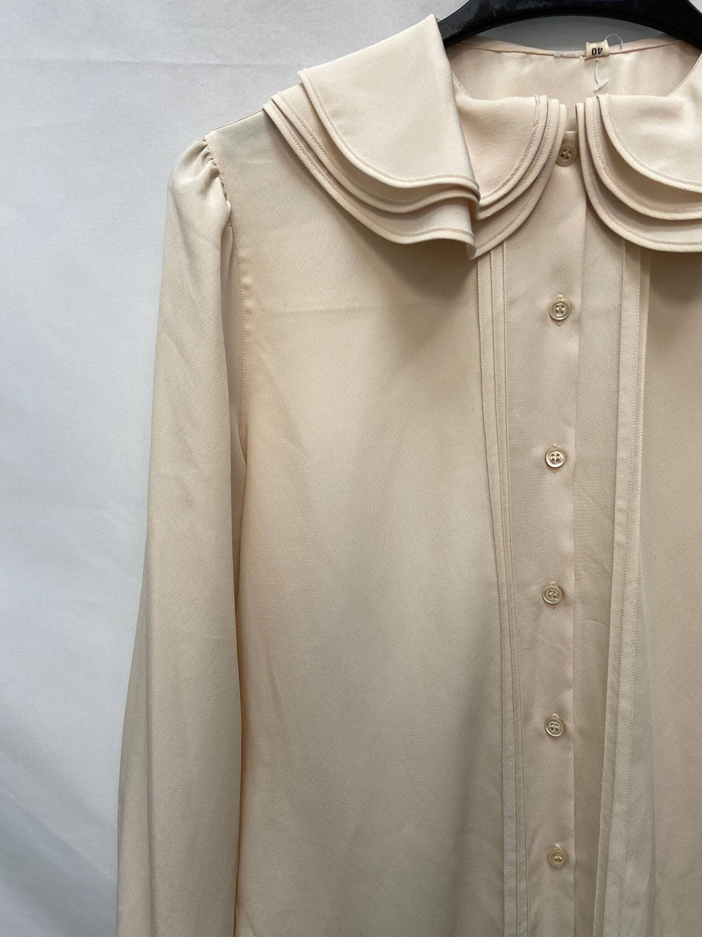 OTRAS.Blusa estilo romántico beige T.40(m)