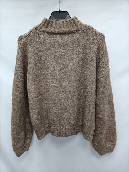 RED QUEEN. Beige pearl sweater Your (s)