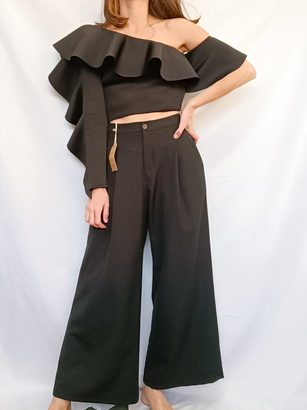 TRUE VIOLET. Top negro asimétrico T.m/l