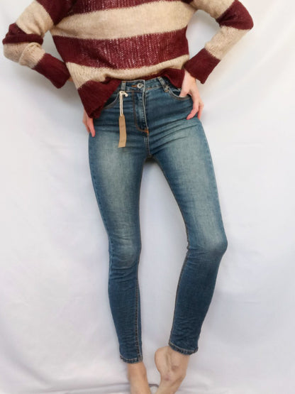 A PIE DE CALLE .Pantalones denin ajustado T.s