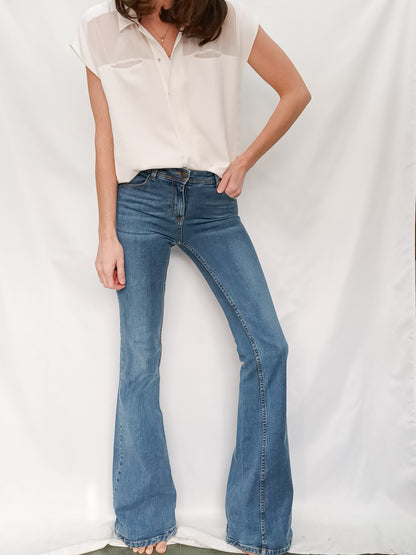 STRADIVARIUS. Pantalón vaquero campana T.34