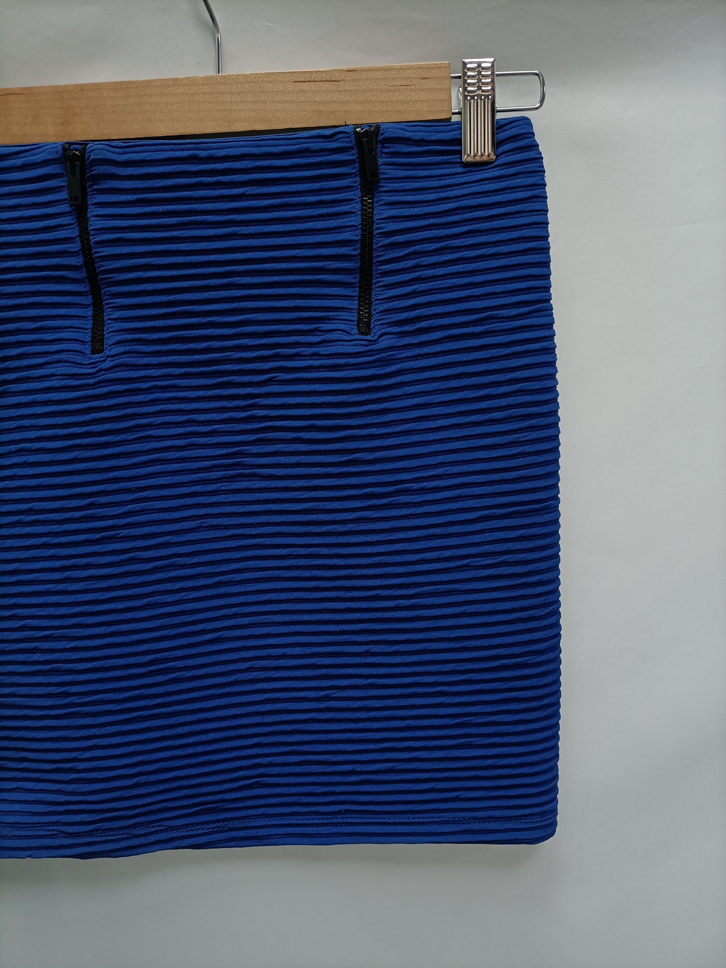 BERSHKA. Falda ajustada azul  T.s