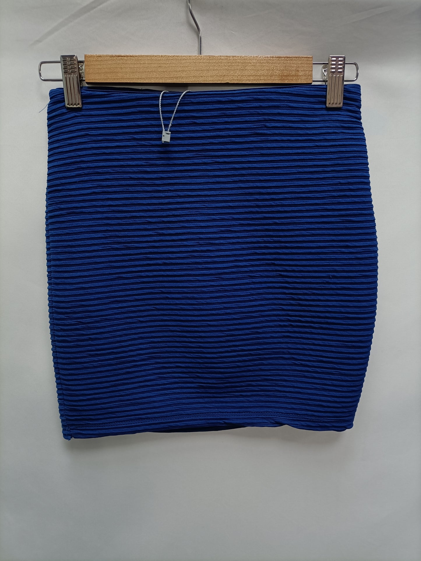 BERSHKA. Falda ajustada azul  T.s