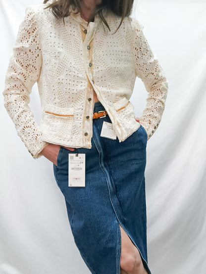 ZARA. Chaqueta beige troquelada T.m