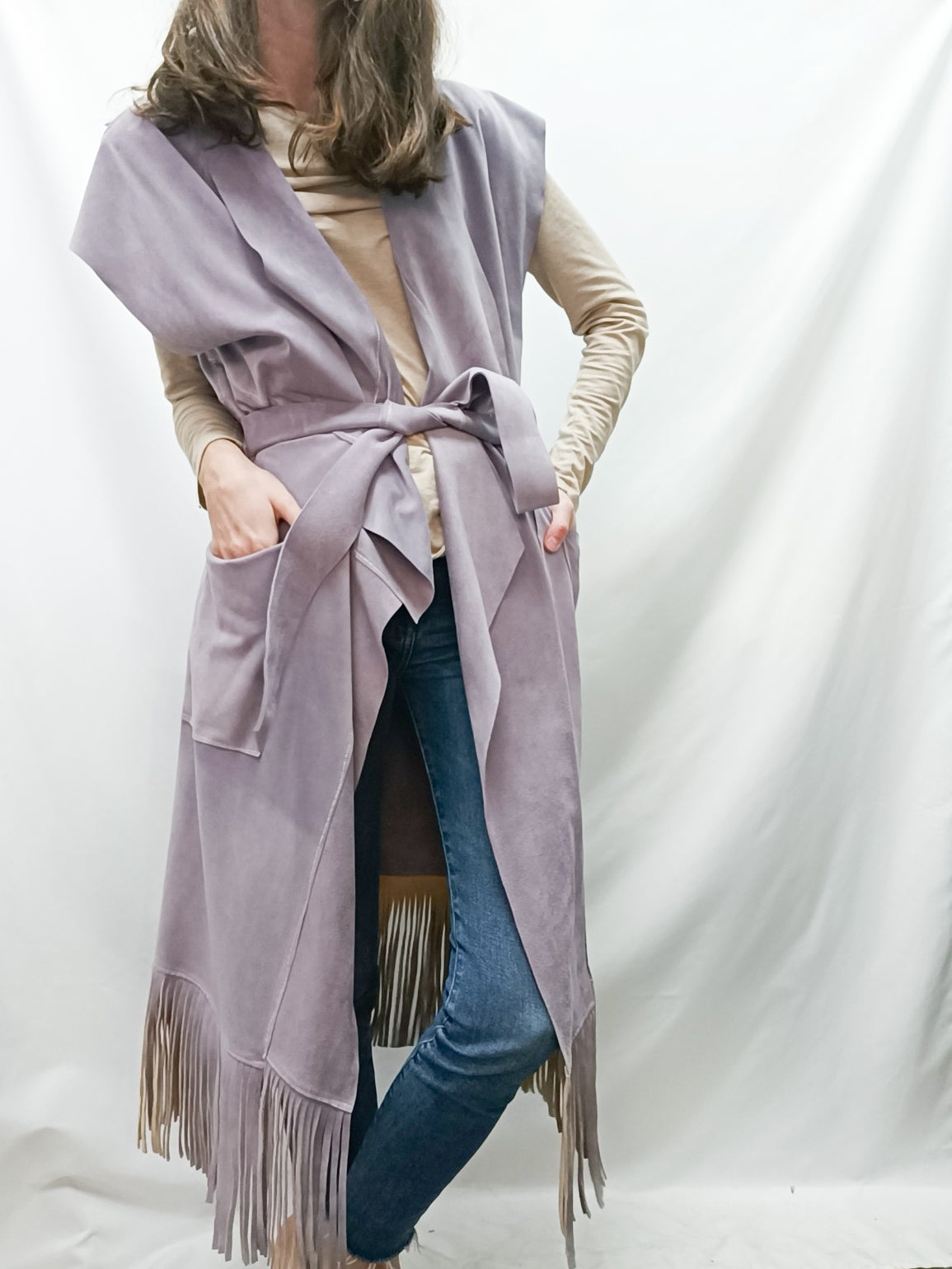 MARÍA LEÓN. Chaleco morado piel  T.u