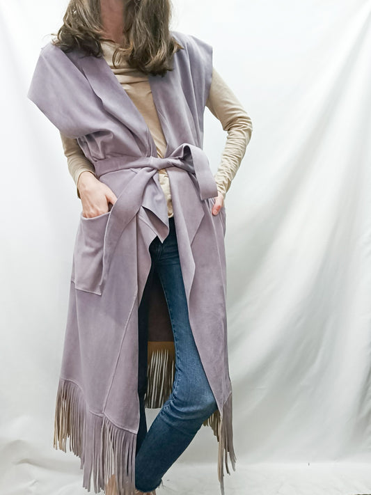 MARÍA LEÓN. Chaleco morado piel  T.u