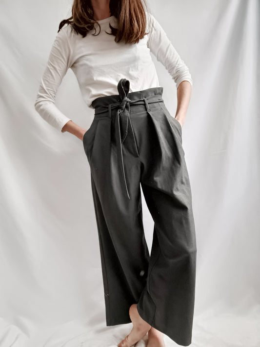 ZARA. Pantalón gris pinzas T.xs