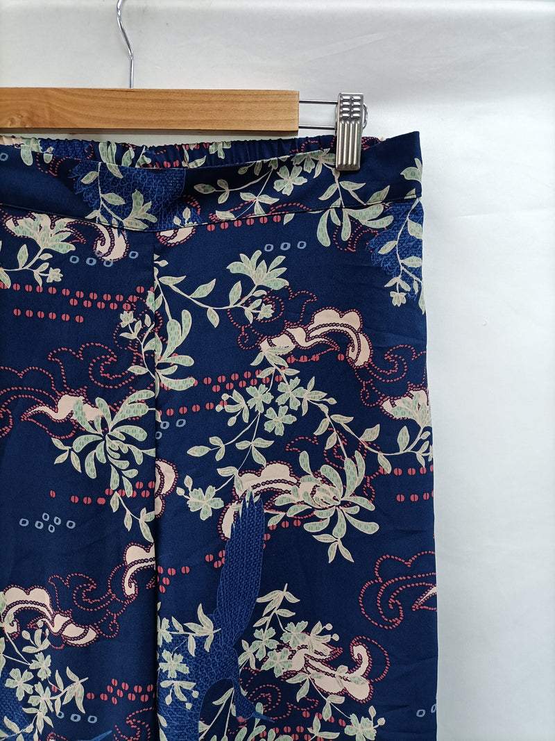 AMICHI. Pantalón azul flores T.m