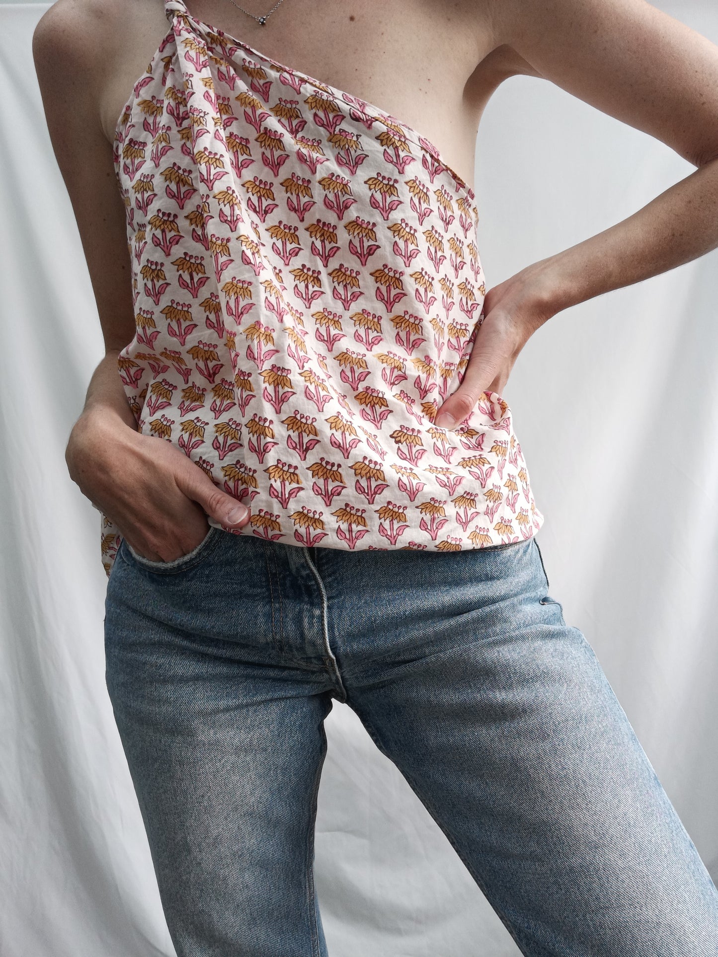 BAGOON. Blusa flores asimétrica Tu(s)