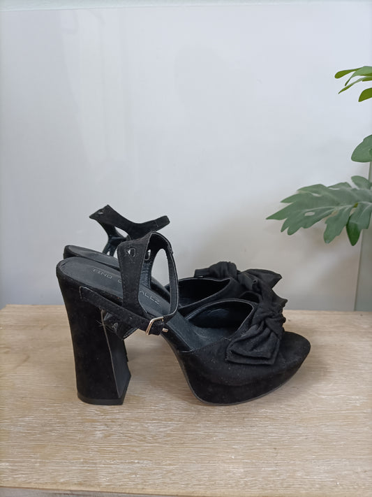 TINO GONZALEZ. Black platforms T.38