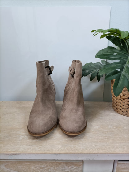 BERSHKA. Botin beiges antelina hebilla T.38