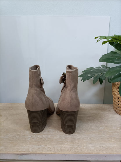 BERSHKA. Botin beiges antelina hebilla T.38