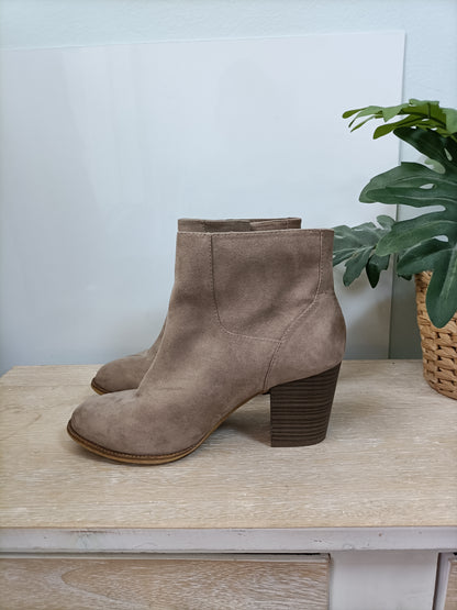 BERSHKA. Botin beiges antelina hebilla T.38