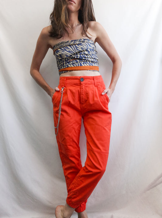 BERSHKA. Pantalón cargo naranja T.36