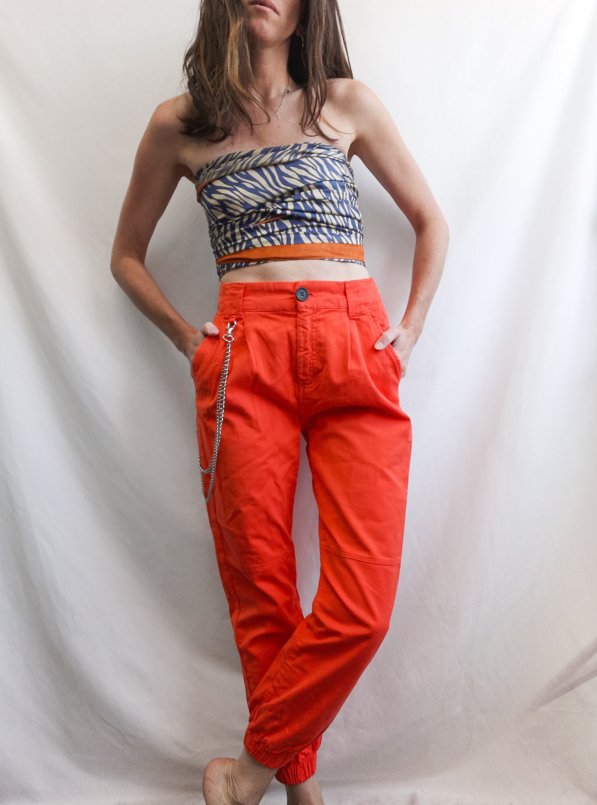 El pantalón naranja de Bershka para combinar con un crop top