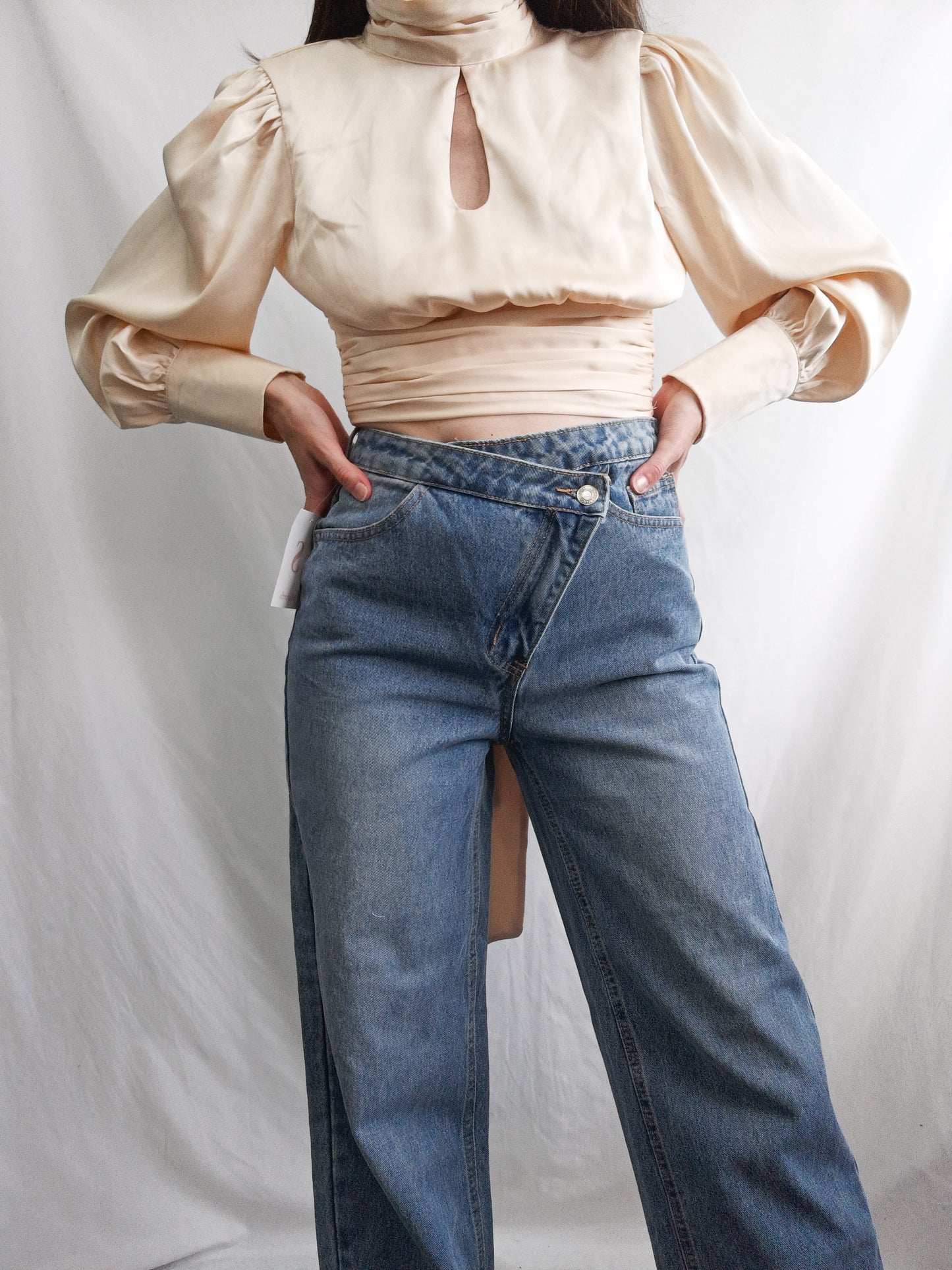 OUTFITBOOK.Top beige satinado T.S (Tara)