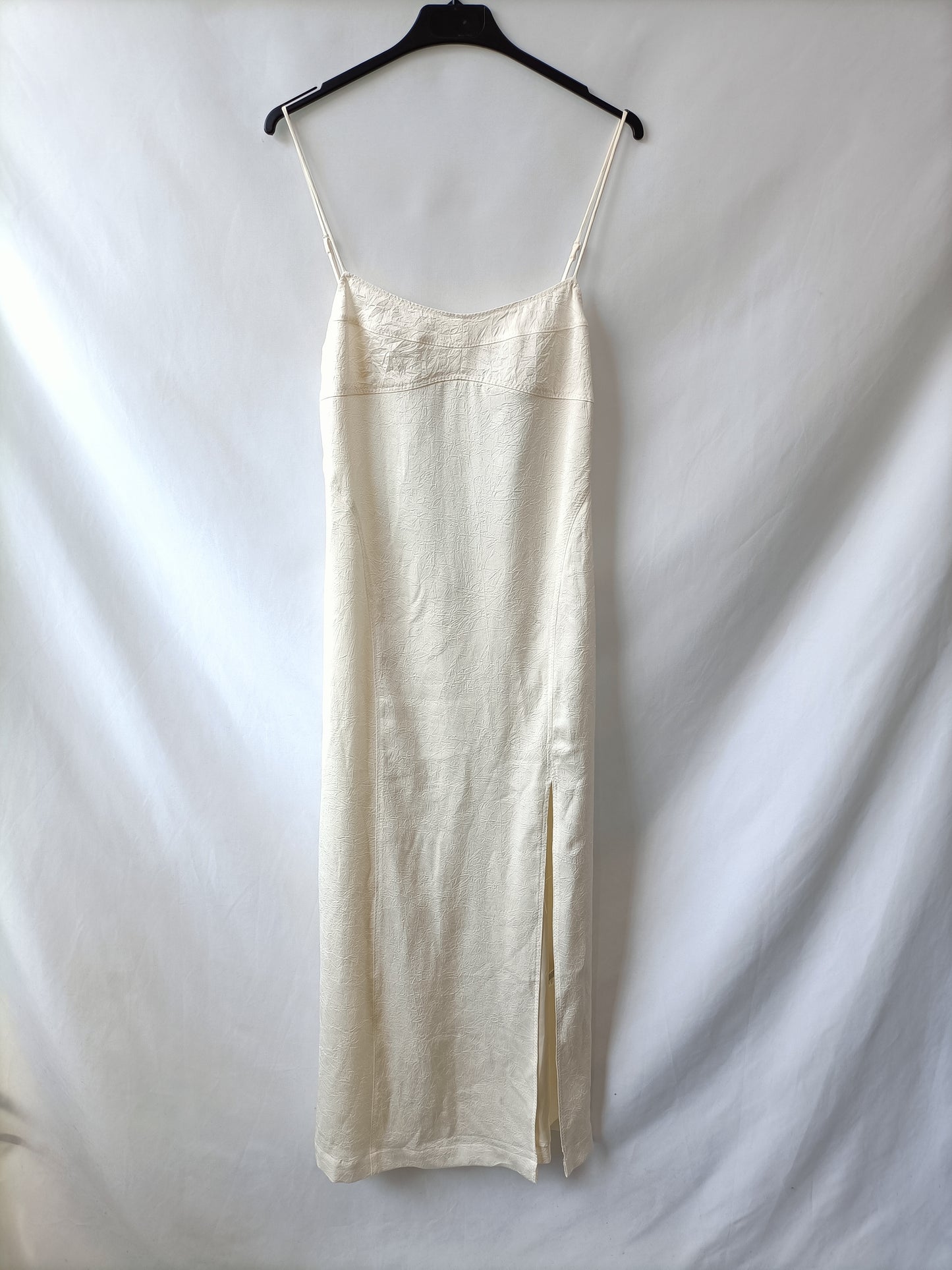 H&M. Vestido mido beige abertura T.38