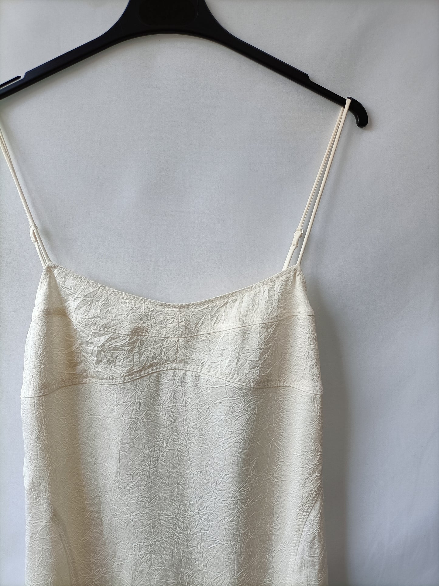 H&M. Vestido mido beige abertura T.38