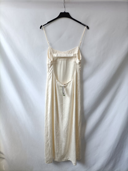 H&M. Vestido mido beige abertura T.38
