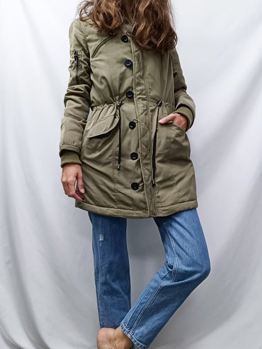 BLANCO. Ttrench verde capucha T.s