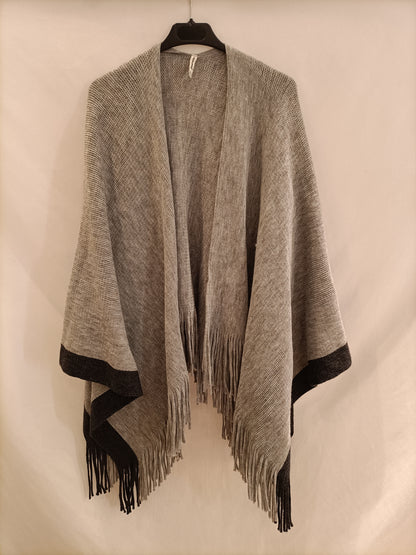 STRADIVARIUS. Poncho gris punto T.m