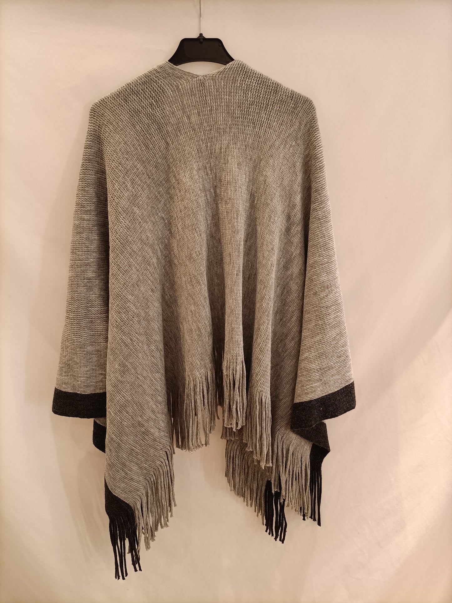 STRADIVARIUS. Poncho gris punto T.m