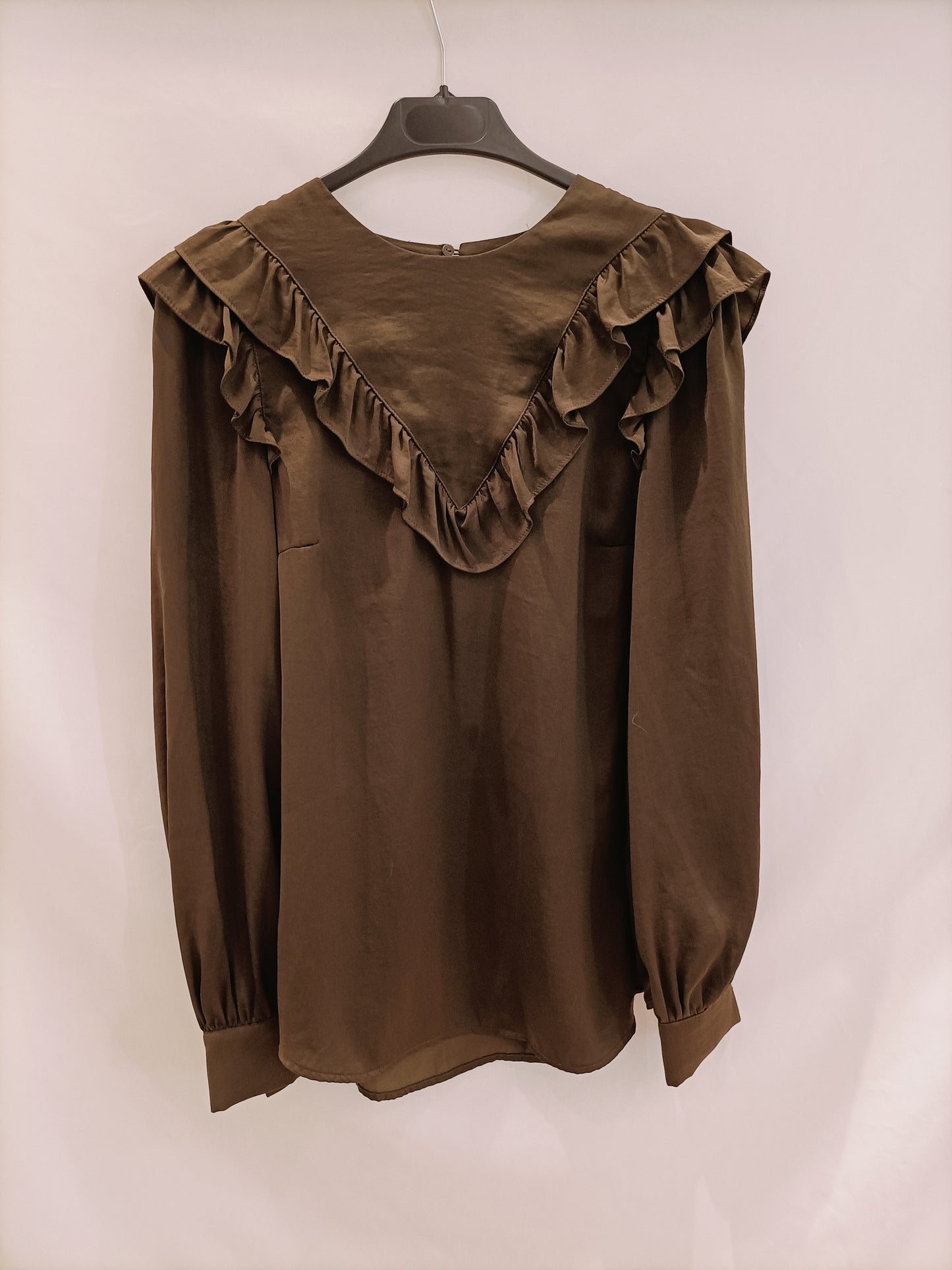 H&M. Blusa marrón volantes T.36