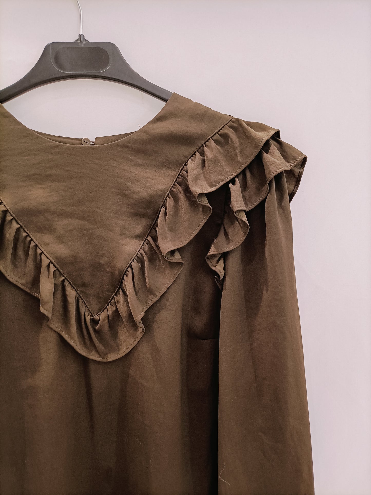 H&M. Blusa marrón volantes T.36