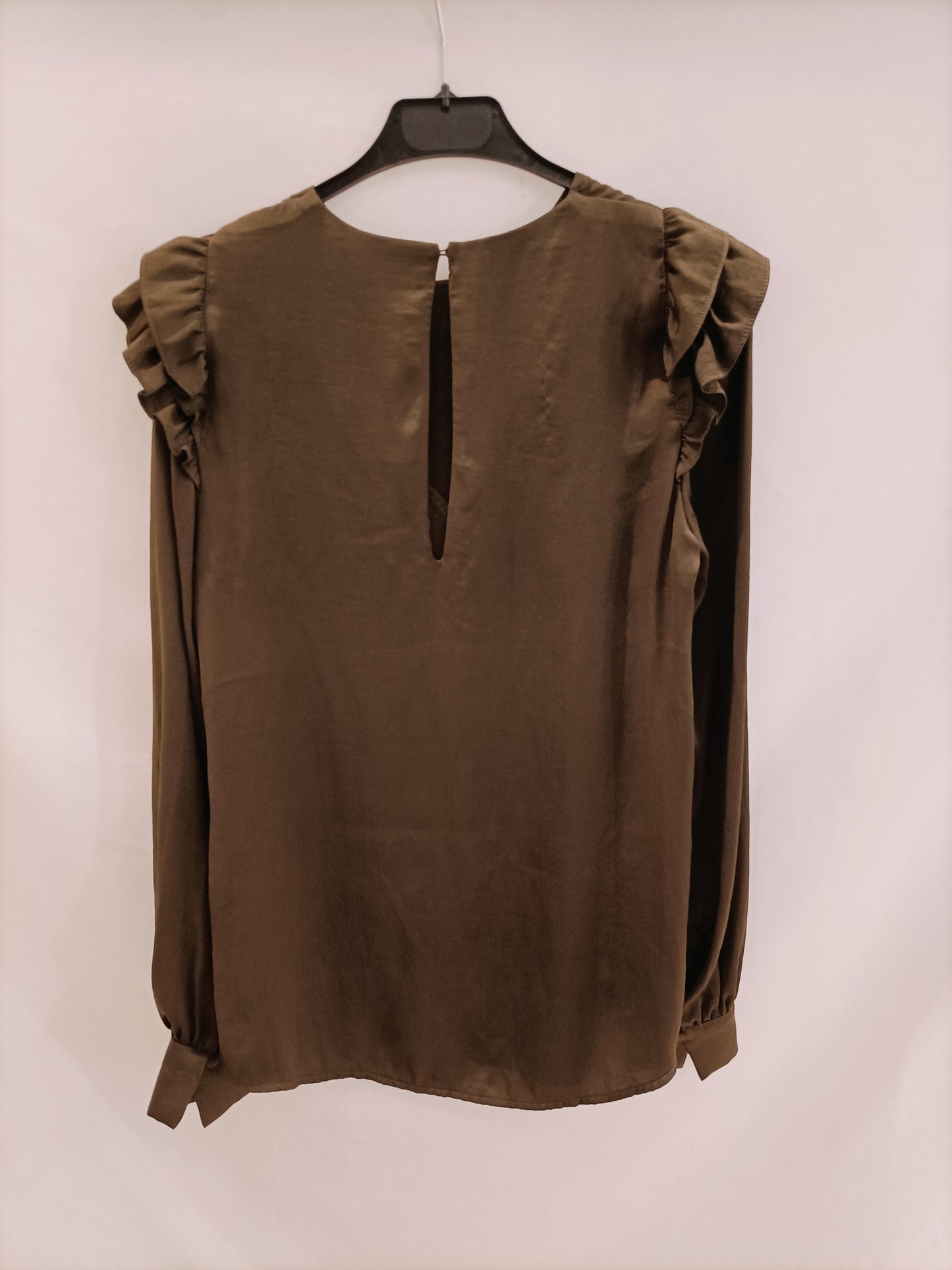 H&M. Blusa marrón volantes T.36