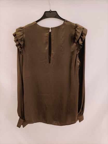 H&M. Blusa marrón volantes T.36