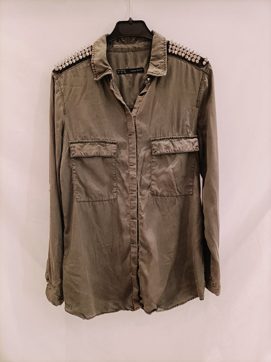 ZARA. Camisa verde tachuelas T.m