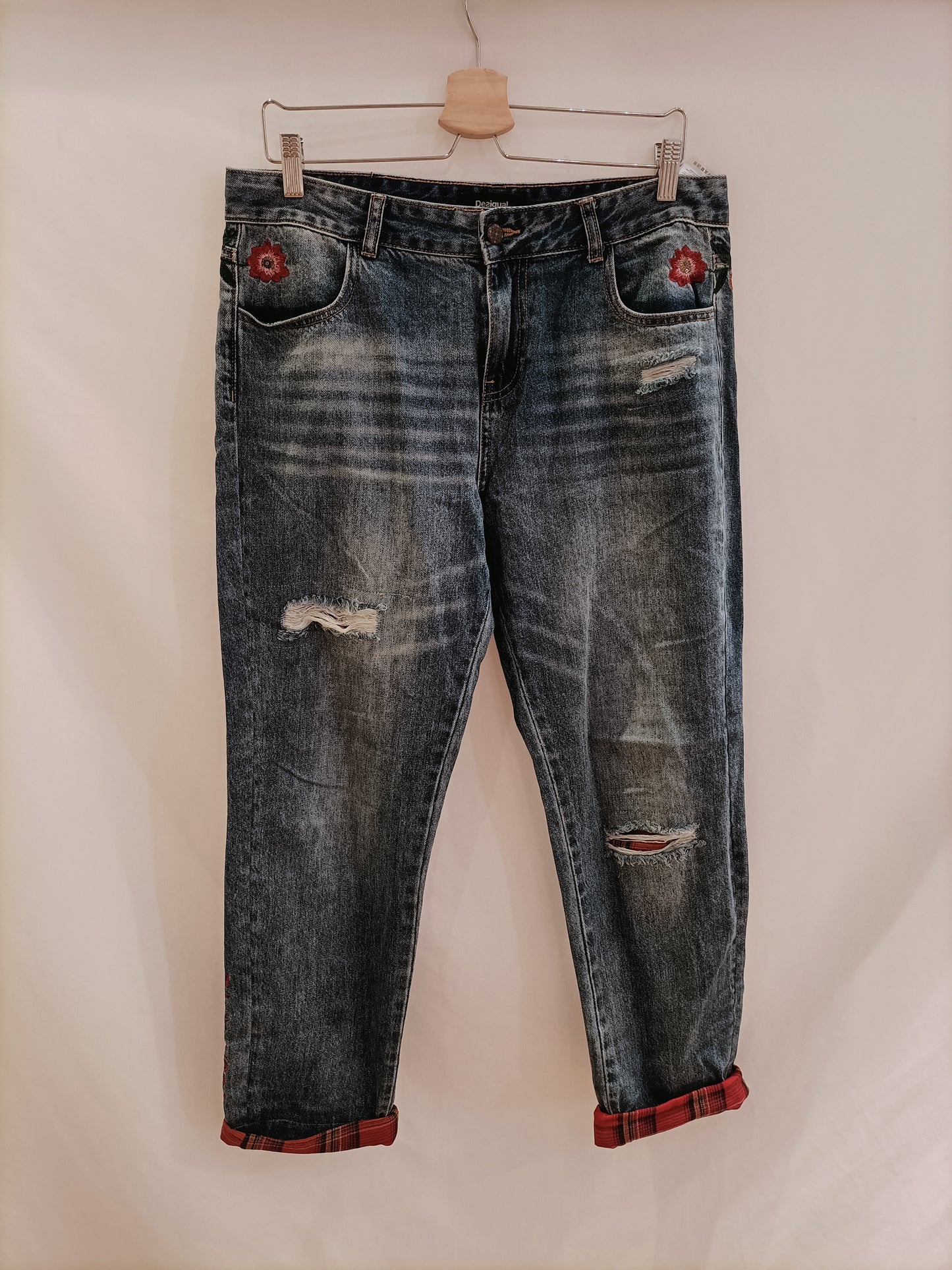 DESIGUAL. Pantalón denim bordado T.44