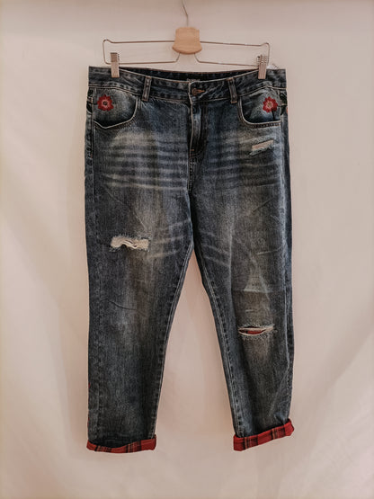 DESIGUAL. Pantalón denim bordado T.44