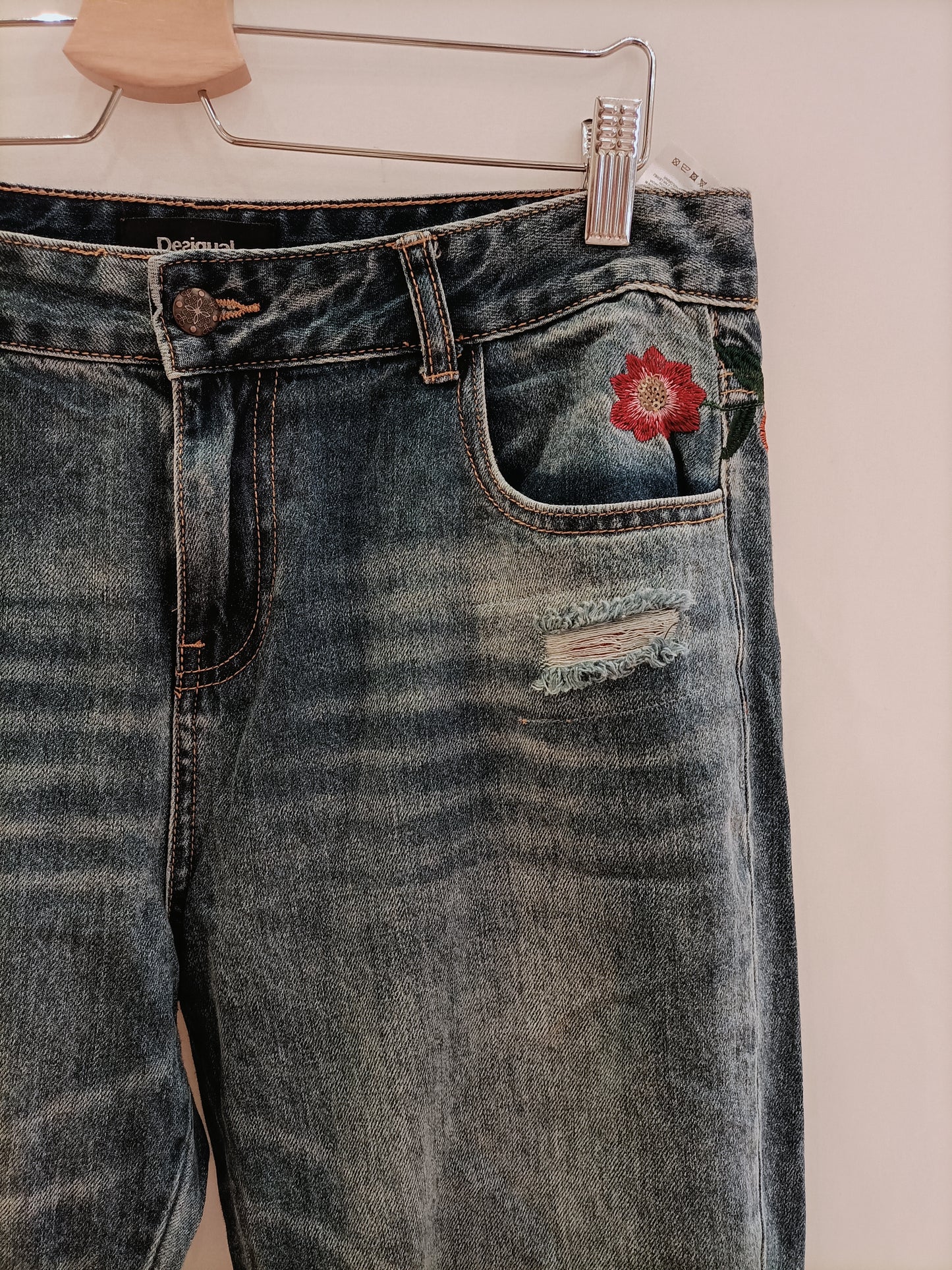 DESIGUAL. Pantalón denim bordado T.44
