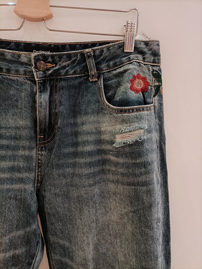 DESIGUAL. Pantalón denim bordado T.44