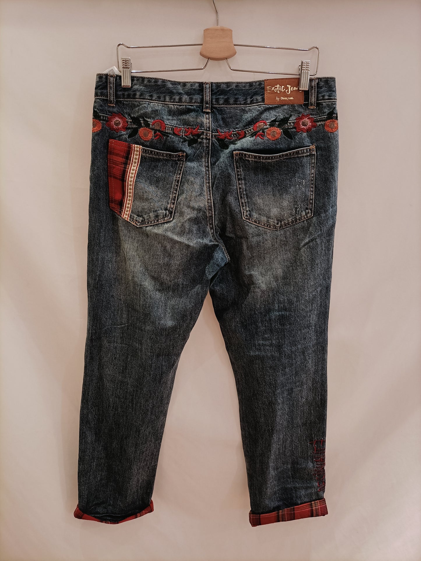 DESIGUAL. Pantalón denim bordado T.44