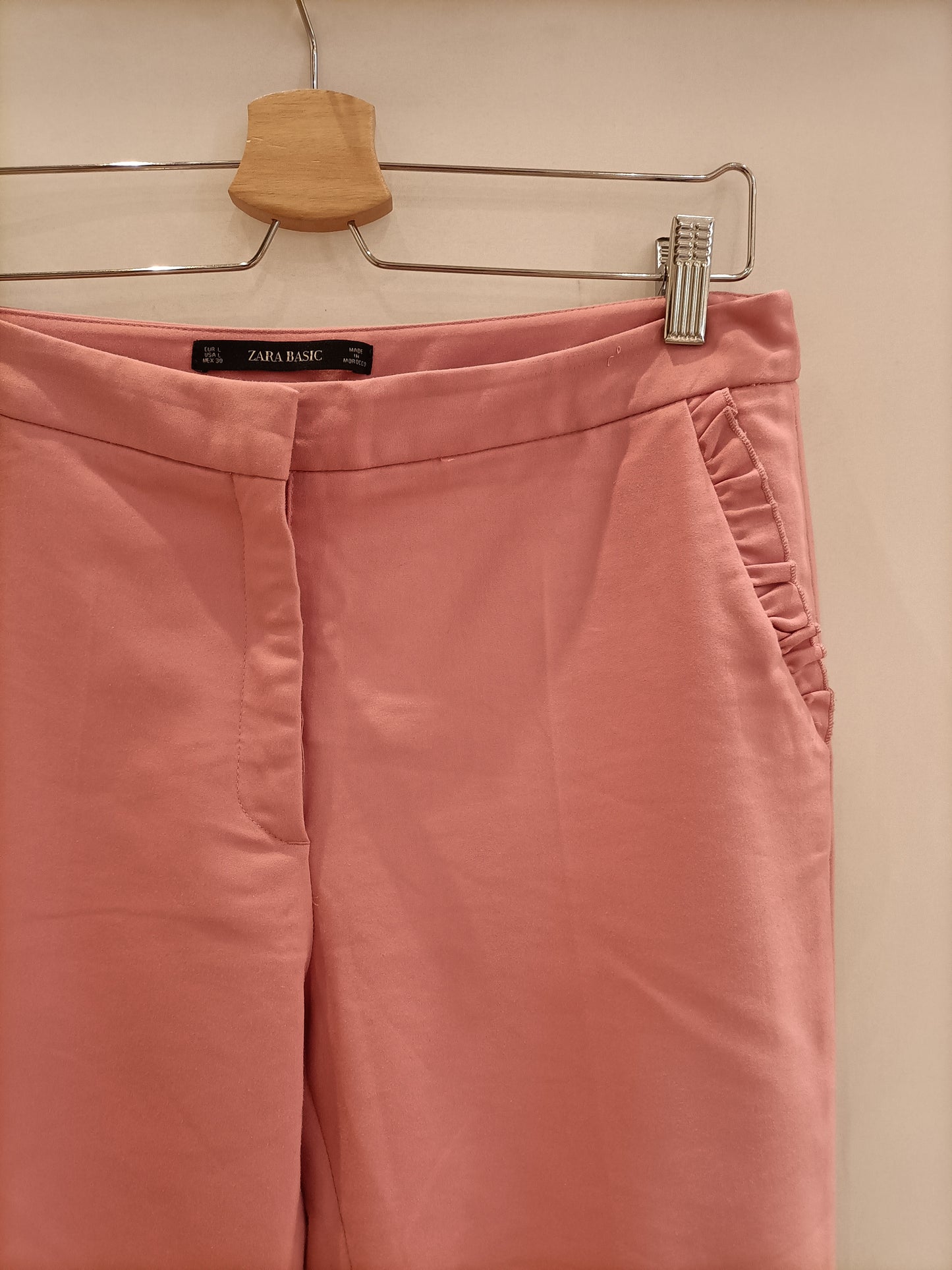 ZARA. pantalón chino rosaT.40