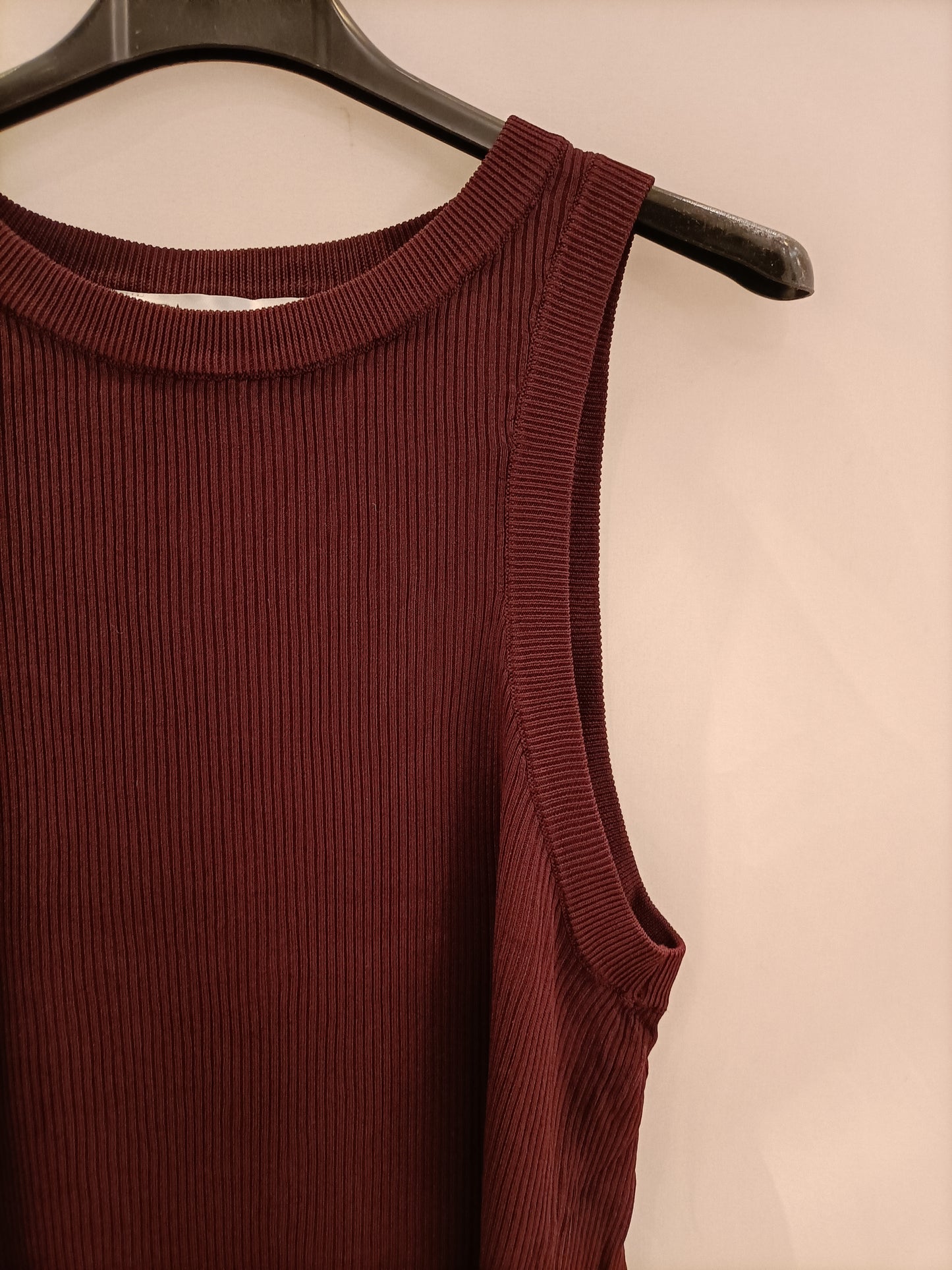 ZARA. Top burdeos canalé T.xl