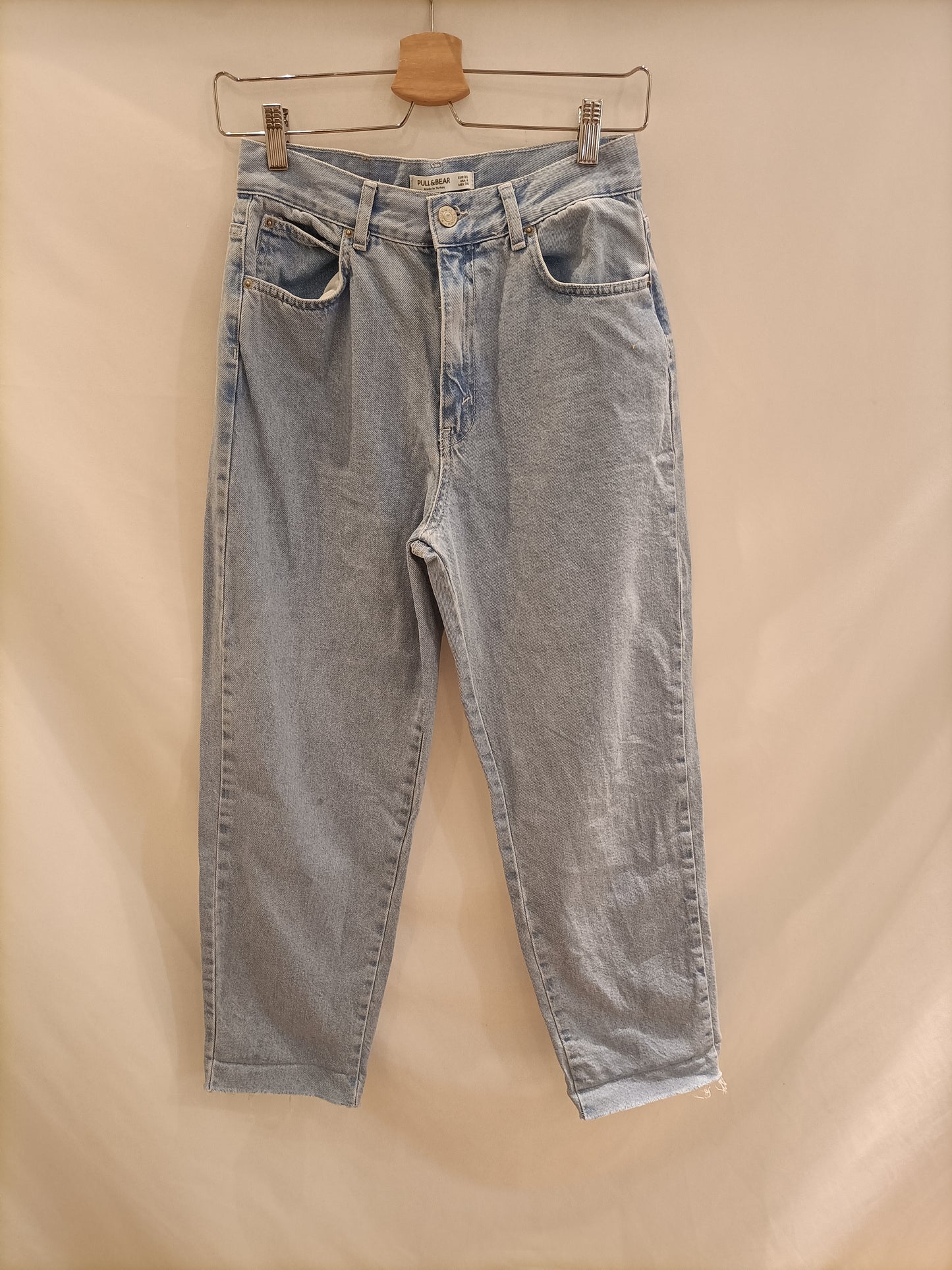 PULL&BEAR. Pantalón denim momfit T.36