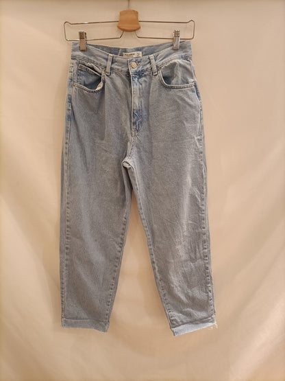 PULL&BEAR. Pantalón denim momfit T.36