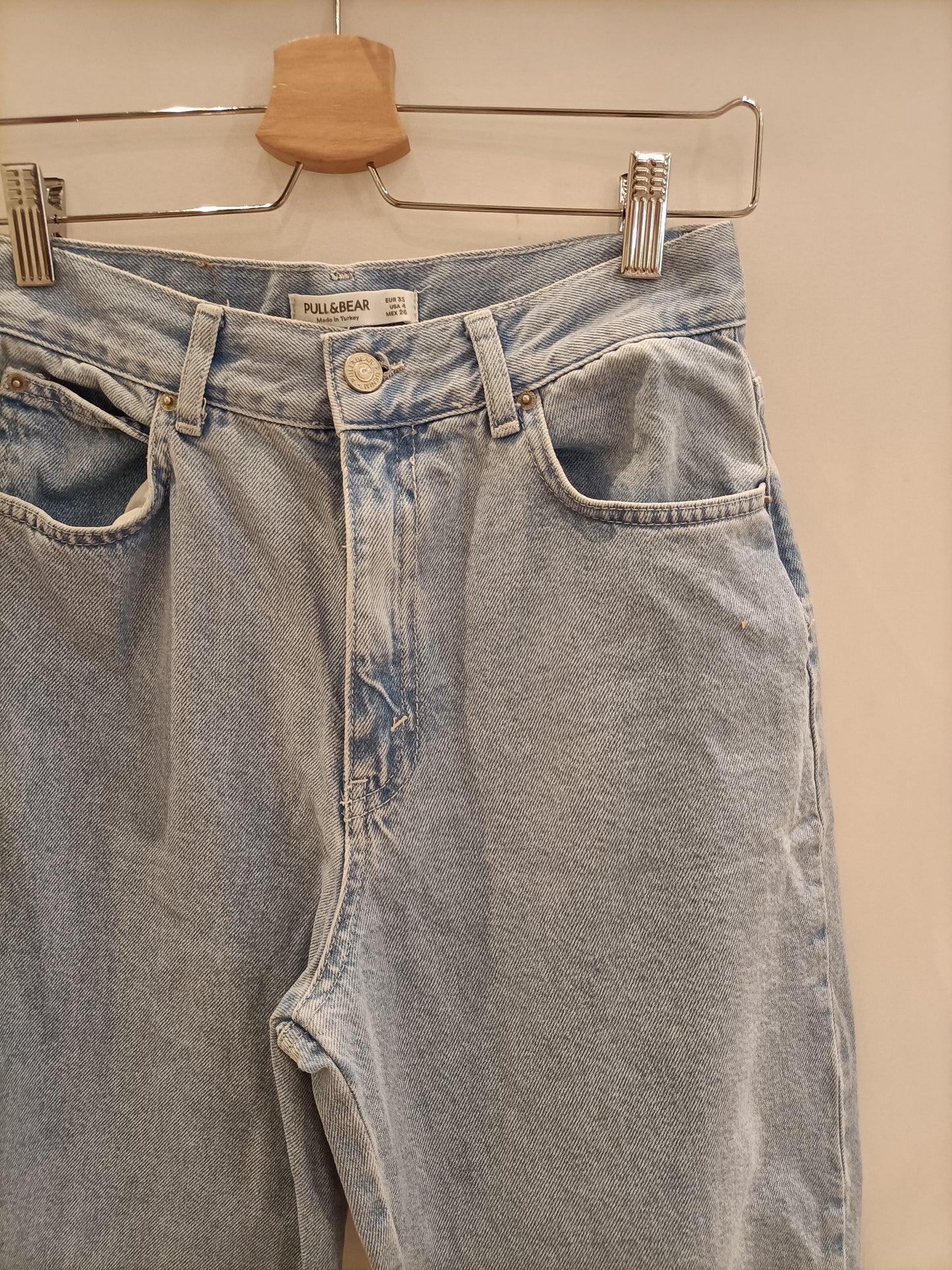 PULL&BEAR. Pantalón denim momfit T.36