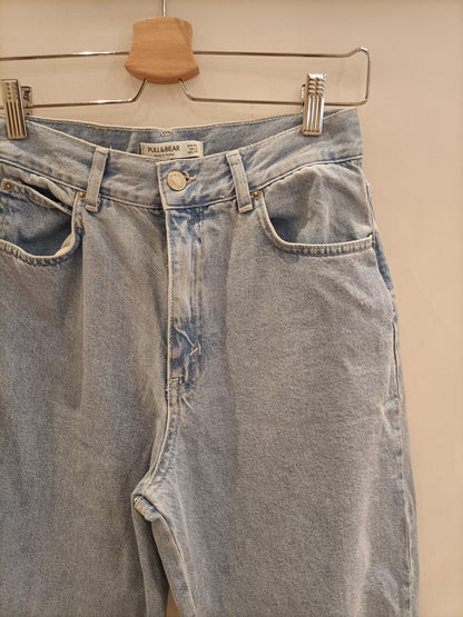 PULL&BEAR. Pantalón denim momfit T.36