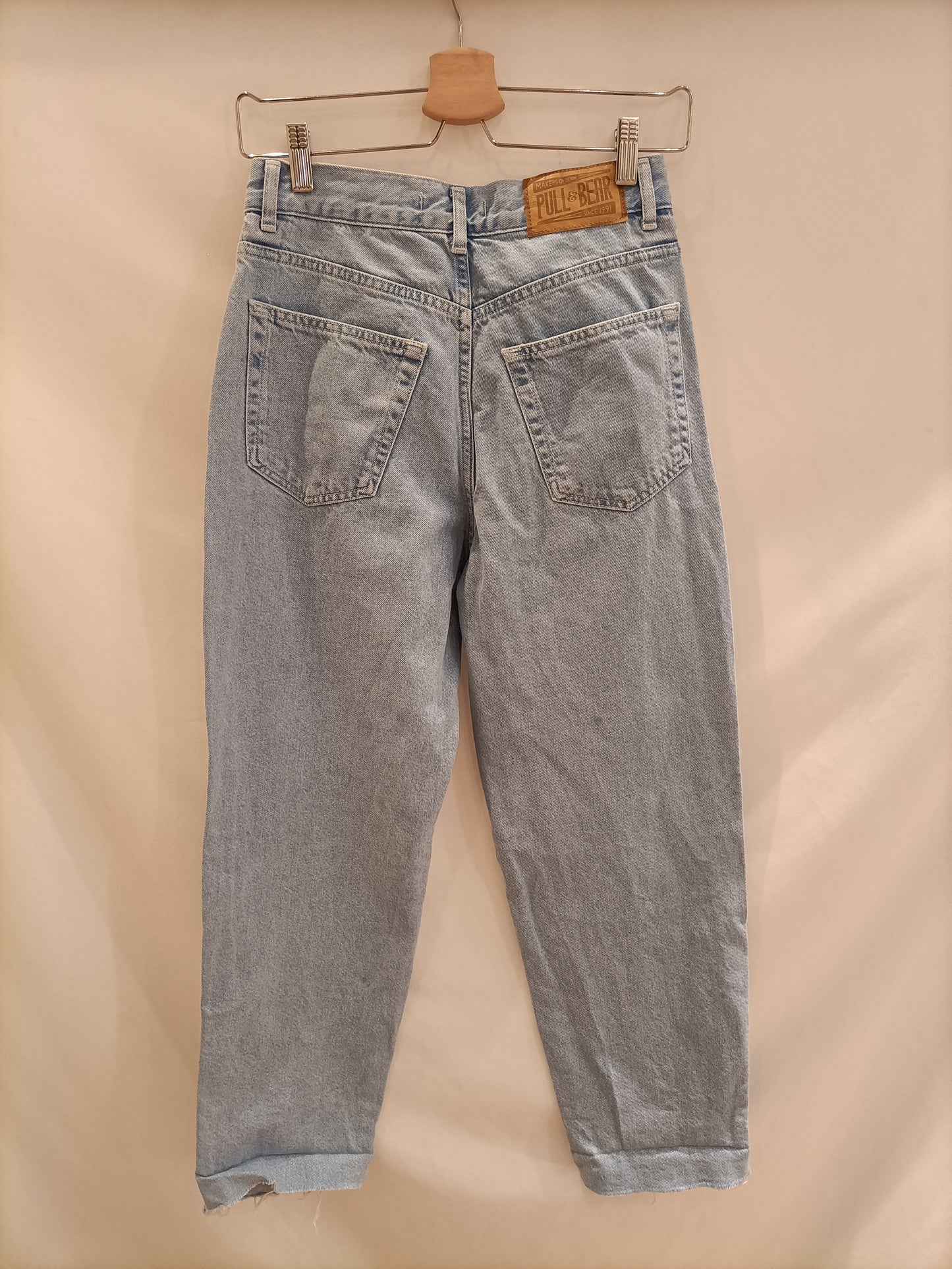 PULL&BEAR. Pantalón denim momfit T.36