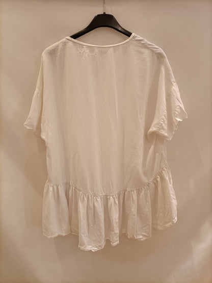 ZARA. Top blanco volante T.l