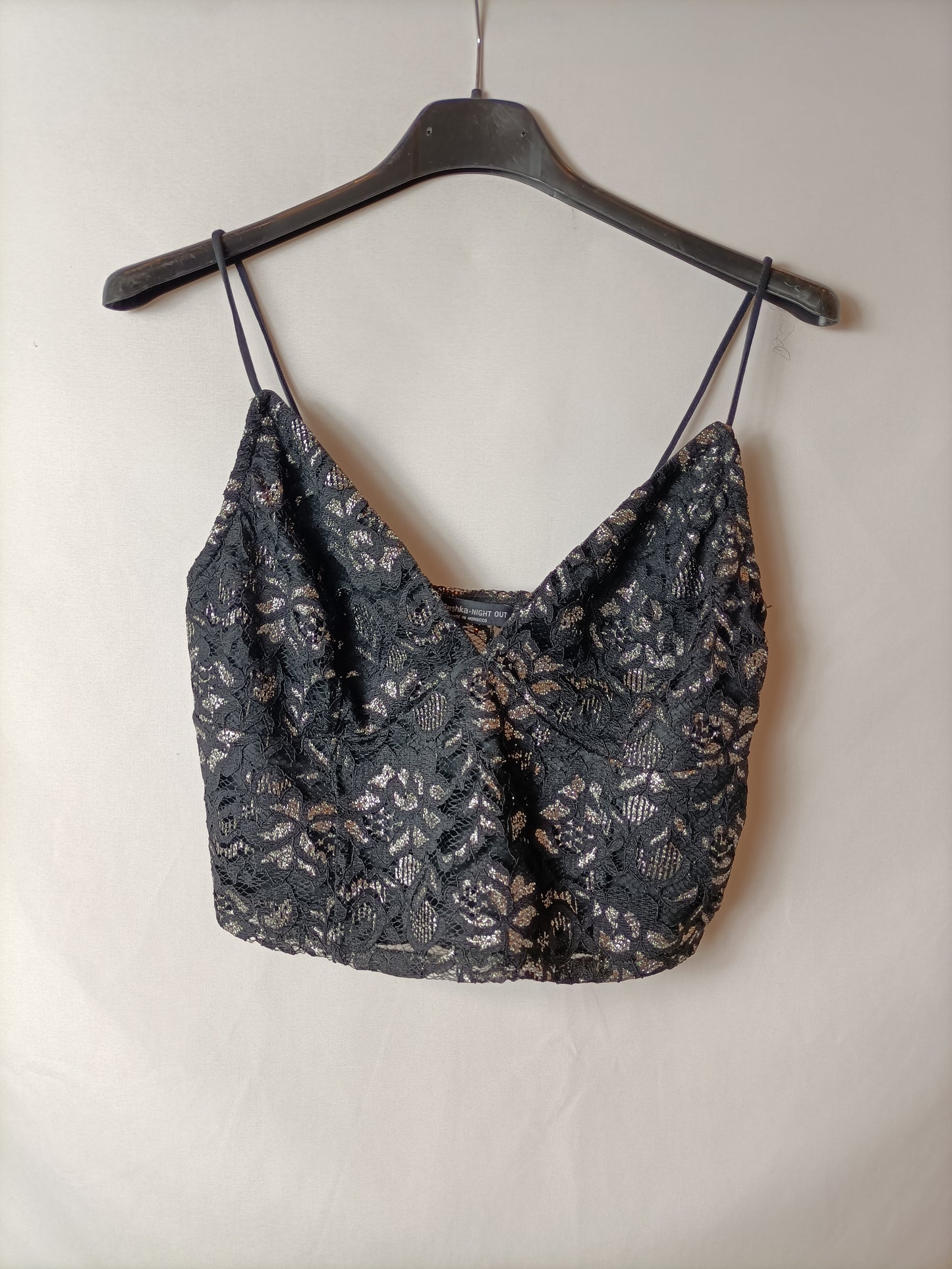 BERSHKA. Top encaje negro T.m