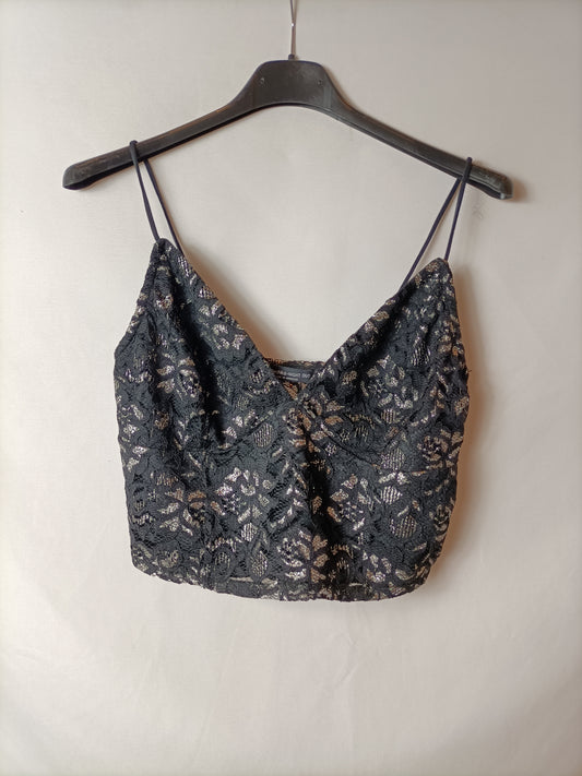 BERSHKA. Top encaje negro T.m