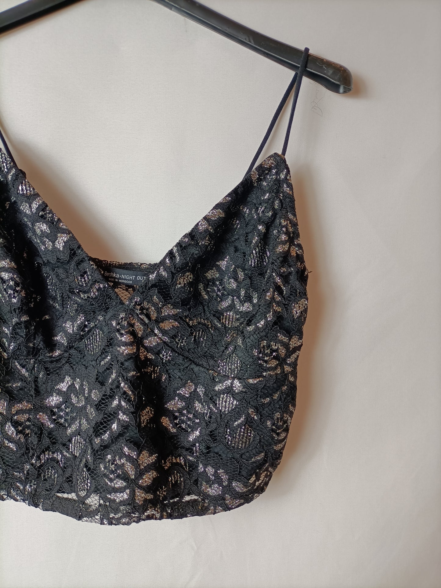BERSHKA. Top encaje negro T.m
